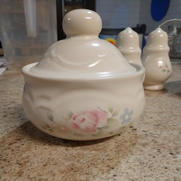 Pfaltzgraff Stoneware Tea Rose Sugar Dish, Salt & Pepper and Decorative Plate - Picture 6 of 8